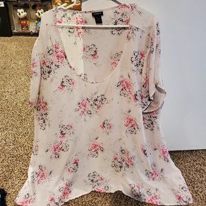 Torrid Size 5 white floral sharkbite blouse